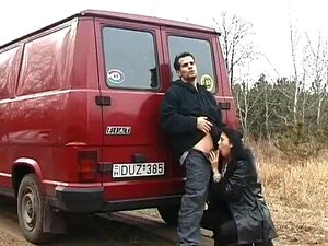 напаљена курва пуши курац на путу