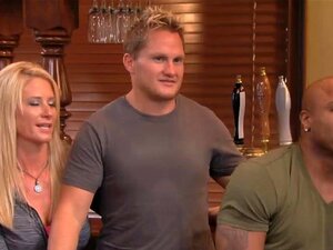 Parejas Swingers Tienen Una Orgía Enorme. Parejas Swingers Sexys Se Unen Para Discutir Su Sexualidad Y Terminan Teniendo Una Orgía Enorme Y Caliente