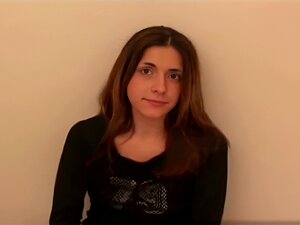 Екстремно напаљена бринета девојка. Екстремно напаљена бринета девојка у овом врућем правом домаћем аматерском порнићу