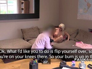 Енглески лажни агент јебе мађарску рибу на кастингу. Енглески лажни агент интервјуише секси плавушу мађарску са великим сисама, а затим са камером у руци прстима њену пичку на каучу где је јебе такође