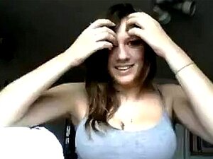 Девојка показује сисе на камери бесплатног аматерског порнића