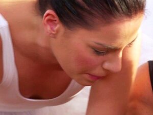 Dos Balerinas Compartiendo Polla En El Gimnasio. El Entrenador Masculino En Mallas Tiene Clase Con Un Grupo De Bailarinas, Luego Dos De Ellas Se Quedan Con él Después De Clase Y Comparten Su Polla En Mamadas Y Folladas