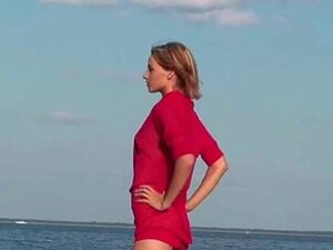 Blyg Naken Tjej På Stranden