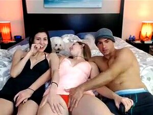 Dos Chicas Calientes Tienen Una Polla Dura Con La Que Jugar