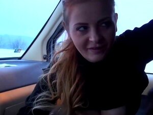 Venäläinen Tyttö Saa Kyytiä Ulkona,