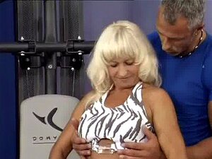 Sexy Spiermoeder Heeft Een Harde Beurt Nodig