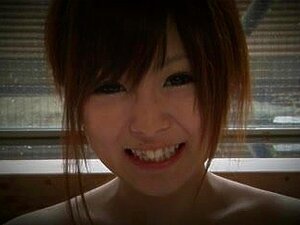 Japanska Skönheten Miku Airi, Smörjer In Sig Själv Och Ger Sedan En Liten Avsugning. Denna Skönhet Gillar Att Svälja!