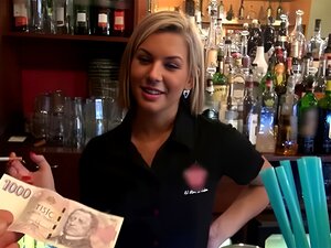 Öffentliche Aufreißer - Schöne Aschblonde Barkeeperin Wird Für Den Fick Bezahlt