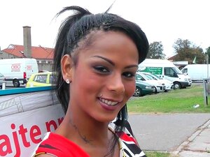 Snygg Slampa Har Hardcore Sex På Ett Offentligt Utrymme