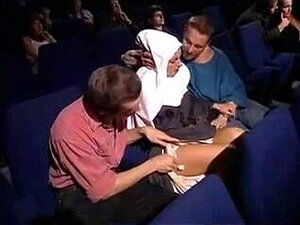 Часна сестра у биоскопу