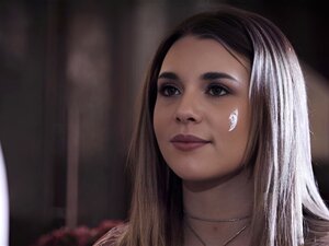 Врућа дадиља са невероватним великим сисама Габи Картер појебана од стране перверзног пара Лорен Филипс и њеног мужа Уживала је у врућем љубљењу и предигри Након хардкор јебања у уста, слаткица је уживала у хардкор тројцу