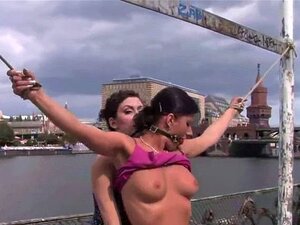 Врућа лепотица доминирана