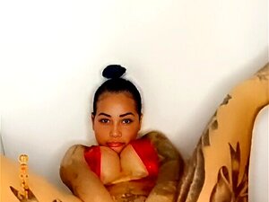 Upptäck Den Oemotståndliga Dragningskraften Hos Mami, En Förförisk Dominikansk Gudinna Vid Namn Jordan. Låt Henne Frigöra Dina Vildaste Begär.