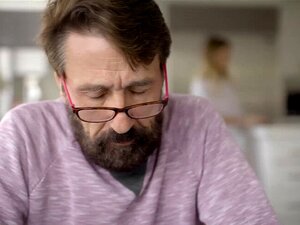 Alter Stiefvater Manipuliert Seine 18-jährige Tochter In Sex. Der Alte Stiefvater Steve Holmes Entledigt Sich Seiner Frau Unter Mysteriösen Umständen Und Manipuliert Dann Seine 18-jährige Süße Tochter Riley Star In Sex! Riley Schaut Zu Ihrem Stiefvater Au