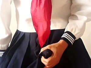 Sperma Over De Rok In Een Travestiet In Een Matroos Pak
