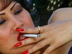 Bystig Asiatisk MILF Gör DP Utomhus