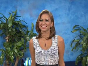 Naga Do Swojego Masażu Seksualnego. Całkiem Seksowna Rozbiera Się Do Naga Do Masażu Seksualnego