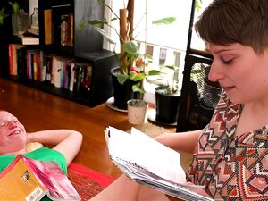 Busty Lesbian Ginger Dostaje Jej Hairy Pussy Lizały I Palcami