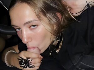Snabb Offentlig Sex I Bilen Med En Upphetsad Blond Brud.. Sexig Skönhet Rider Omättligt En Kuk Rätt I Sin Pojkväns Bil. Hon Ger En Offentlig Avsugning Och Njuter Av Den Intensiva Jävla Av Hennes Extas-blöt Fitta.