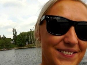 Tuottoisa Rahatarjous Seksistä. Demure Tyttö Ei Voinut Vastustaa Jätkät Seksiä Tarjous Rahasta