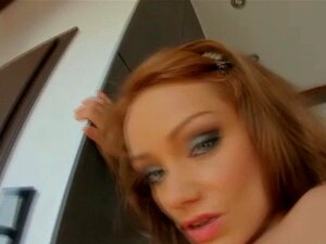 Azione Ravvicinata Di Una Rossa Che Gioca Da Sola Con La Figa