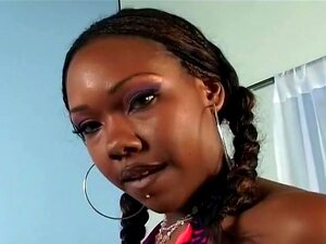 Μια καυλωμένη μωρό λατρεύει να γίνεται ακατάστατη, αυτή η στοιβαγμένη μαύρη μωρό λατρεύει το στοματικό σεξ - και το να δίνει και το να παίρνει! Ο γαμιάς Tyler Knight ανυπομονεί να γευτεί αυτό το τριχωτό μουνί, γλείφοντας αυτό το γλυκό μουνί ενώ πιέζει του