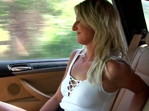 Vaalea Vilkkuva Pillu Taksialennukseksi. Tšekkiläinen Amatööri Blondi Vilauttaa Pilluaan Hameen Alta Feikkitaksialennuksen Kyydissä, Sitten Kuski Pysähtyy Ja Nuolee Ja Panee Hänen Pilluaan Takapenkillä Hiljaisella Julkisella Paikalla