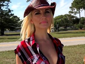 Η καυλωμένη μωρό Jade Amber με ροδαλό μουνί γαμιέται στο φορτηγό