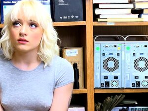 Söt Blond Snattare Knullad Av Polis För Att Ha Stulit Dildo