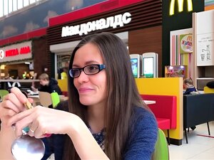 Hete Meid Openbare Pijpbeurt Pik Vreemdeling En Sperma Slikken In Het Resort