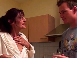 Farah 51j Floozy Bekommt Eine Warme Creampie Im Waschraum