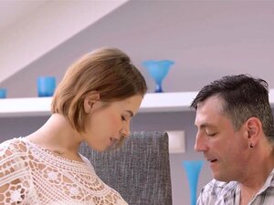 OLD4K. Naturalnie Cycatka Hussy Ma Gorący Trójkąt Z Delikatną Geezerką