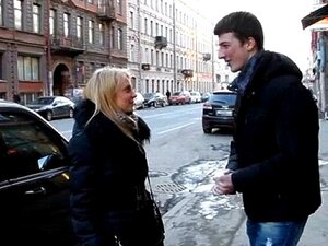 Głęboka Penetracja W Mokrej Dziurze. Mokra Dziwka Znosi Głęboką Penetrację Przez Ogromnego Kutasa