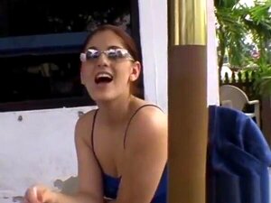 Trzęsąca Się Dziura A Dostaje Klapsy Po Podniesieniu Na Zewnątrz,