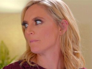 Styvmamma Mona Tar En Titt På Rileys Dagbok Hon Fick Från Tvättkorgen. Mona Wales Tvättar När Hon Upptäcker Styvdottern Rileys Dagbok I Tvättkorgen. Dessa Föremål är Långt Ifrån Oskyldiga, Som Att Suga På Monas-tuttar Eller Tunga Hennes Fitta