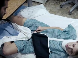 Perverser Arzt Fickt Mit Sexy Süßer Patientin. Perverser Arzt Donnie Rock Hat Seiner Sexy Süßen Patientin Arya Fae Ein Schönes Schwammbad Gegeben Und Dann Langsam Ihre Enge Süße Muschi Gefickt. Er Fickt Ihre Enge Fotze Und Gibt Ihr Nach Einem Heißen Sex E