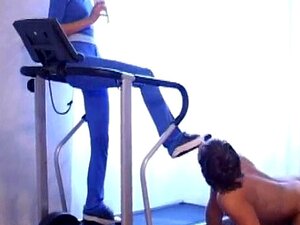 Slav Trampad På En Löpbandsniffin Smutsig älskarinnas Skor Och Fötter