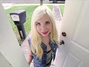 A Sexy E Loira Piper Perri Chupa Os Meio-irmãos De Sua Amiga. A Sexy E Laira Piper Perri Está Pulando Ao Longo Do Caminho Para A Casa Da Amiga. Ela Bate Na Porta Deles E Seu Amigo Meio-irmão Abre A Porta Com Seu Enorme Pedaço De Carne Pendurado Na Cueca B