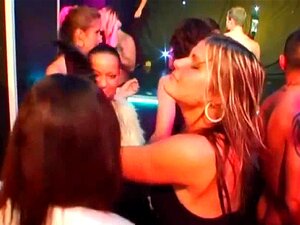 罪恶的色情明星在赌场派对上被狠狠操干