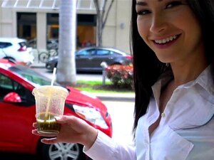 Amatorska Piękność Wali Konia O Pieniądze Na Zewnątrz. Facet Szuka Piękności Na Ulicach Publicznych W środku Dnia, Która Pokaże Cycki Za Kasę, A Na Koniec Gorąca Brunetka Jennifer Jacobs Pieprzy Go Na Zewnątrz W Ukrytym Miejscu