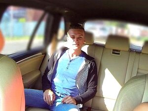 Hete Brunette Neukt Op De Achterbank Van Haar Taxi