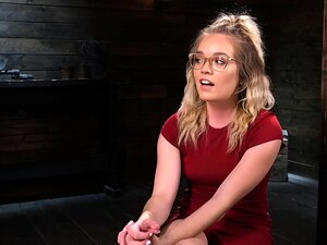 Polubrat Blondynka Dręczony W Urządzenie Bondage Mistrz W Rękawiczkach