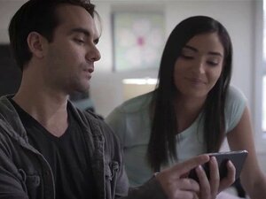 A Buceta Esticada De Emily Willis é Arrombada Pelo Tio Adotivo Logan Pierce, Que A Fode Com Autoridade. Logan Pensou Que Eles Estavam Concordando Que Iriam Se Sair Bem