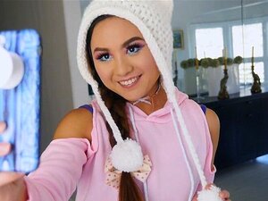 *** Widzi, Jak Urocza Jest Mała Azjatycka Laska. *** Widzi Jak Urocza Jest Ta Mała Azjatka I Nie Może Się Powstrzymać. Strzela Swoim Strzałem, Elle Wyrywa Jej Małą Cipkę I Pokazuje Temu Przystojniakowi, że Nic Nie Jest Ciaśniejsze Niż Azjatycka Cipka. Wyp