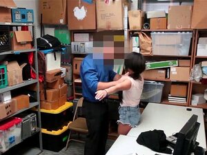 Tuore Latina Söpöläinen Isabella Nice Jää Kiinni Varastamisesta. Tuore Latina Söpöläinen Isabella Nizza Jää Kiinni Varastamisesta Ja Saa Kyytiä Turvamiehiltä Kovalta Kyrvältä, Kun Hän Ei Halunnut Tehdä Yhteistyötä Hänen Kanssaan