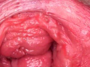 Флертујућа чешка слаткица растеже своју ружичасту рупу до специфичности. Прелепа чешка лепотица отвара глатку пичку и ствари бизарна играчка екстремно унутра доживљавајући најбољи оргазам