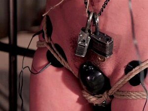 Zakneblowany Sub Dręczony Elektrycznością. Zakneblowana Brunetka Z Małymi Cyckami, Niewolnica Roxa Rae, Wciągnięta Do Cipki, Pieprzona Kutasem Na Kiju, A Potem Dręczona Elektrycznością W Prywatnym Więzieniu