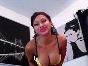 Upea Amatööri Brunetti Esittelee Mahtavaa Rintavakoaan Kameralle, Kaverini Jakoi Kotitekoisen Soolokohtauksen Fantastisen Kalliin Tytön Kanssa. Tyttö Riisui Alusvaatteisiinsa Ja Kiusoitteli Kaveria Rintavaollaan