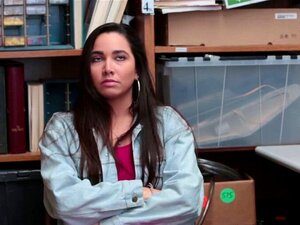 Striptease Schatje Dief Betrapt En Geneukt Door De Beveiliging. Striptease Schatje Dief Met Grote Borsten Gepakt En Geneukt Door Een Beveiliger Grote Lul In Zijn Achterkantoor Van De Winkel Nadat Ze In Zijn Schoot Danste