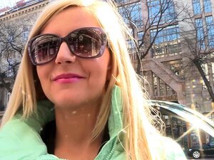 Hete Zomer Geeft Een Voetjob In Het Openbaar